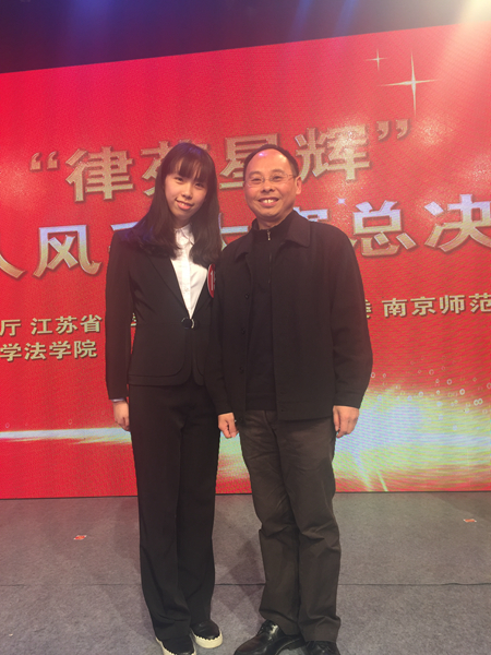 3 beat365官网宋晓副院长向王珺洁同学表示祝贺.JPG 3 beat365官网宋晓副院长向王珺洁同学表示祝贺.JPG